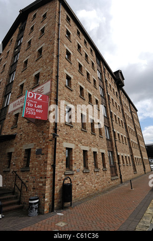 Anciens entrepôts à Gloucester Docks d'être converti en bureaux en vente. Banque D'Images