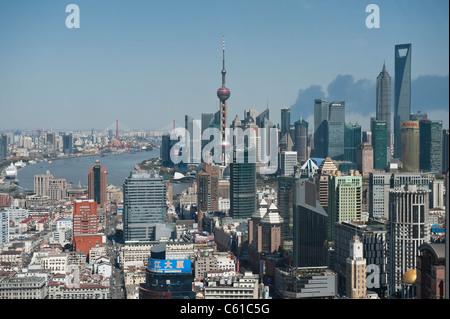 Vue aérienne de la skyline de Pudong et la rivière Huangpu à partir de l'hôtel Radisson. Shanghai, Chine Banque D'Images