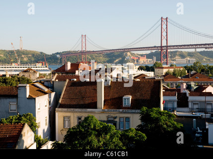 Le Ponte 25 de Abril (25 avril Bridge) à Lisbonne Banque D'Images