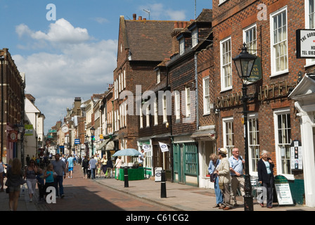 Rochester High Street, les gens, les touristes marchant dans le vieux centre-ville. Kent Angleterre des années 2011 2010 Royaume-Uni HOMER SYKES Banque D'Images