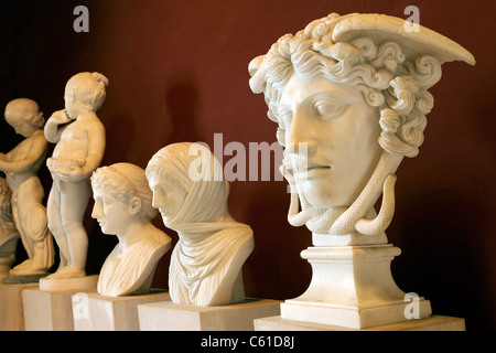 Ou anciens ou romain antique buste grec sculptures dans le musée à la château de Bellver à Palma, Majorque. Banque D'Images