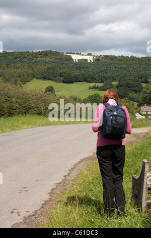 Dame en regardant la carte devant le White Horse, Kilburn, North Yorkshire Banque D'Images