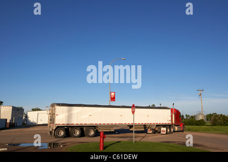 Grande semi chariot tourne sur un panneau d'arrêt sur une jonction de route en milieu rural du Dakota du nord du Michigan USA États-Unis d'Amérique Banque D'Images