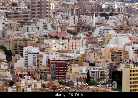 Vue panoramique sur la magnifique ville de Palma de Majorque le port, avec des maisons, appartements, commerces, et gratte-ciel. Banque D'Images