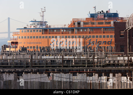 L'un des bateaux de la flotte de Staten Island Ferry amarré au terminal de ferry de Saint George à Staten Island, New York. Banque D'Images