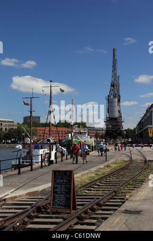 Les grues électriques et la voie ferrée du M Shed, Bristol Docks, port flottant de Bristol, ville de Bristol, Angleterre, Royaume-Uni Banque D'Images