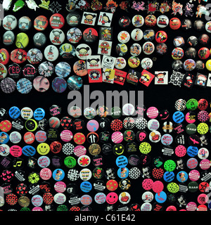 Insignes en vente at a market stall Banque D'Images