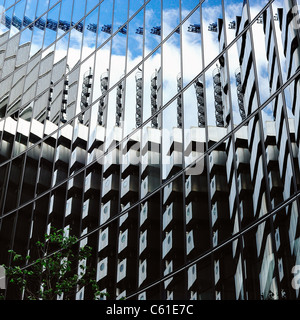 Le bâtiment de la Lloyds reflétée dans l'Édifice Willis de l'autre côté de la route. Banque D'Images