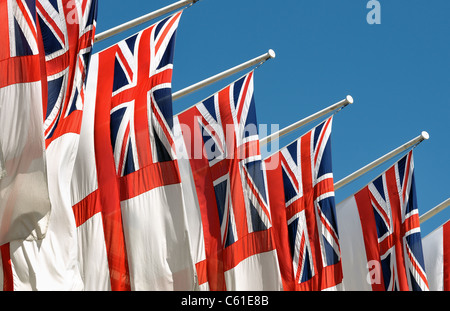 Pavillon blanc de la Marine royale, je vois des drapeaux sur le Mall, Londres Banque D'Images