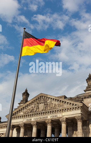 Le drapeau allemand vole à l'extérieur le Reichstag à Berlin, Allemagne. Banque D'Images