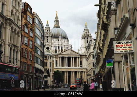 Ludgate Hill, vue vers la Cathédrale St Paul, à Londres. Banque D'Images