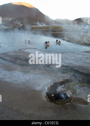 Le trempage dans l'hot pools à El Tatio Geysers, Désert d'Atacama, Chili Banque D'Images