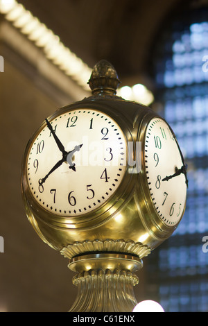 L'horloge au-dessus de la cabine de l'information dans le hall principal de la gare Grand Central Terminal de New York. Banque D'Images