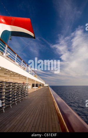 Terrasse et garde-corps de navire de croisière Carnival Freedom dans la mer Méditerranée Banque D'Images