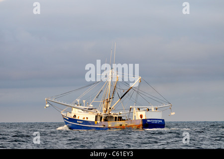 Bateau de pêche chalutier coque bleu au large de la côte de Cape Cod en Buzzards Bay, USA de stabilisateurs prolongée de chaluts pour poisson Banque D'Images