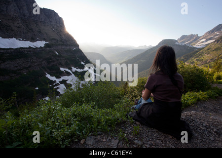 Un randonneur regardant la vue du Haut-Plateau au crépuscule, Glacier National Park, Montana, USA Banque D'Images