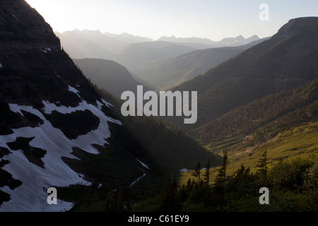 Vue depuis le sentier du Haut-Plateau au crépuscule, Glacier National Park, Montana, USA Banque D'Images