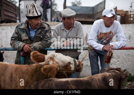 Le dimanche marché des animaux (Mal Bazaar) à Karakol, le Kirghizistan. Banque D'Images