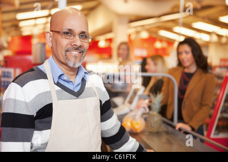 Portrait of a happy caissier avec le client à l'arrière-plan Banque D'Images