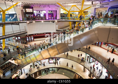 Espagne, Barcelone, intérieur de l'arène converti connu comme le centre commercial Las Arenas à Placa Espanya Banque D'Images