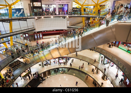 Espagne, Barcelone, intérieur de l'arène converti connu comme le centre commercial Las Arenas à Placa Espanya Banque D'Images