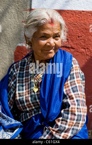 Nepali vieille femme posant pour un portrait, Katmandou Banque D'Images