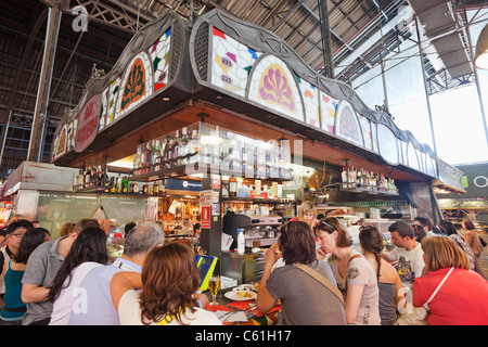 Espagne, Barcelone, Las Ramblas, la Boqueria, boissons et tapas bar Banque D'Images