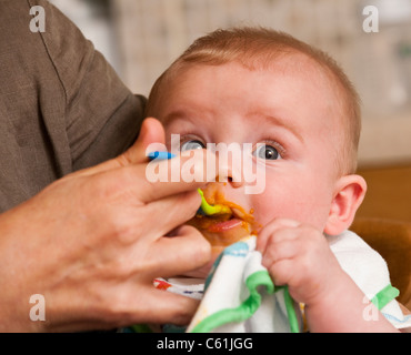 Cinq mois d'être nourris cuillère bébé garçon Banque D'Images