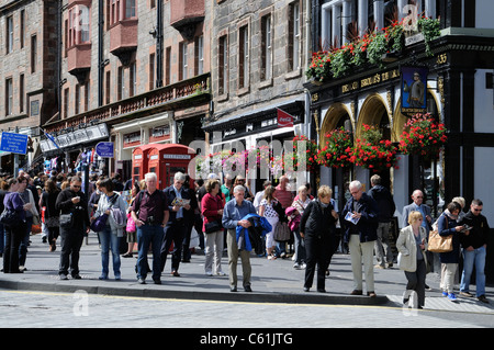 Les touristes sur Lawnmarket dans le Royal Mile Edinburgh Scotland Banque D'Images