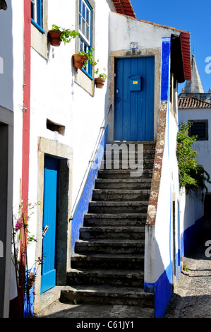 Scène de rue montrant escalier dans la ville médiévale d'Obidos quelque 50 milles au nord de Lisbonne, Portugal Banque D'Images