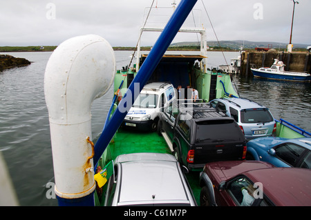 Arranmore Island car et passager ferry quitte Burtonport Banque D'Images