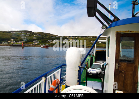 Arranmore Island car et approches traversier de passagers le port comme un autre ferry part de Burtonport Banque D'Images