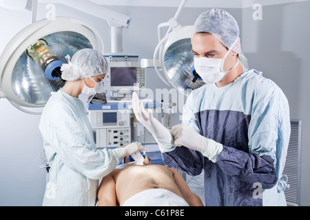 L'application de masque à gaz l'infirmière au patient tout en médecin portant glove Banque D'Images