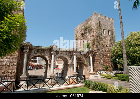Antlalya la Turquie porte romaine d'Hadrien l'empereur Hadrien ANNONCE 117- 38 La vieille ville de Kaleici Banque D'Images