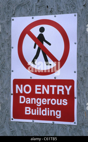 Pas d'entrée warning sign on barricadés et bâtiment abandonné dans la région de Leeds UK Banque D'Images