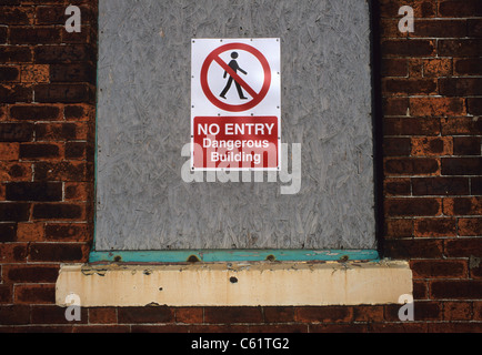 Pas d'entrée warning sign on barricadés et bâtiment abandonné dans la région de Leeds UK Banque D'Images