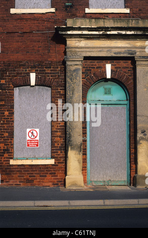 Pas d'entrée warning sign on barricadés et bâtiment abandonné dans la région de Leeds UK Banque D'Images