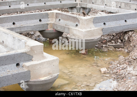 Maisons en construction au-dessus de pilotis sur l'emplacement d'un ancien moulin, Lodge, qui s'est épuisé, et il est rempli, dans Clitheroe Banque D'Images