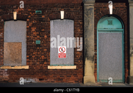 Pas d'entrée warning sign on barricadés et bâtiment abandonné dans la région de Leeds UK Banque D'Images