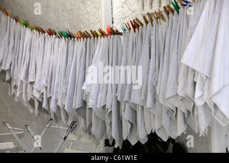 , D'un restaurant après blanchisserie, le séchage sur un fil à linge. Mykonos, Grèce, Europe. Banque D'Images