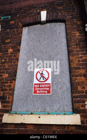 Pas d'entrée warning sign on barricadés et bâtiment abandonné dans la région de Leeds UK Banque D'Images