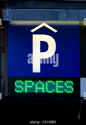 Espaces lumineux panneau à l'entrée du parking souterrain dans la ville de Leeds UK Banque D'Images