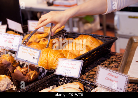 Or frais croissants feuilletés chaud du four en vente sur un marché public Banque D'Images