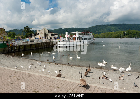 Les bateaux de plaisance sur le lac Windermere, Cumbria Banque D'Images