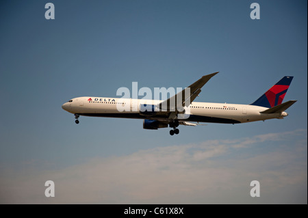 Delta Air Lines Boeing 767-432/ER approche de Londres Heathrow. Banque D'Images