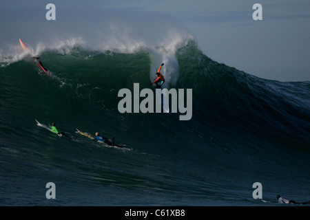 Big Wave surfing Mavericks surf wetsuit concours océan Pacifique monster marée vague tsunami refreshi propre whitewater surf Banque D'Images