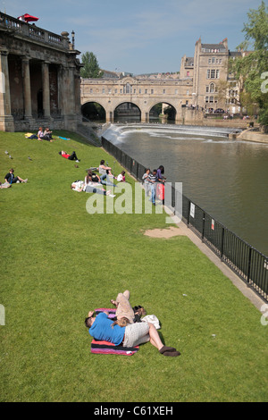 Les gens profiter de la chaleur des temps de printemps (avril 2011) dans les jardins de la Parade à côté de la rivière Avon, Bath, Angleterre. Banque D'Images