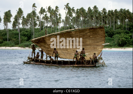 Voile et canoë, l'île de Kitava Kula, îles Trobriand, Papouasie Nouvelle Guinée Banque D'Images