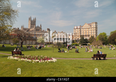 Les gens profiter de la chaleur des temps de printemps (avril 2011) dans les jardins de la Parade, Bath, Angleterre. Banque D'Images