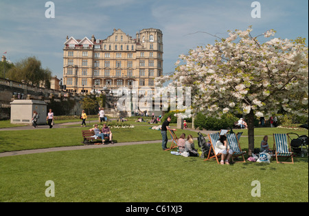 Les gens profiter de la chaleur des temps de printemps (avril 2011) dans les jardins de la Parade, Bath, Angleterre. Banque D'Images